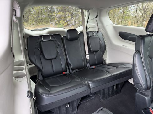 Used 2024 Chrysler Pacifica Touring-L image 17