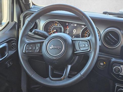 Used 2023 Jeep Gladiator Willys image 11