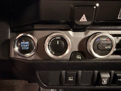 Used 2022 Toyota Tacoma TRD Off-Road AWD/4WD image 22