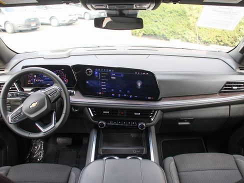 Used 2025 Chevrolet Suburban LS image 25