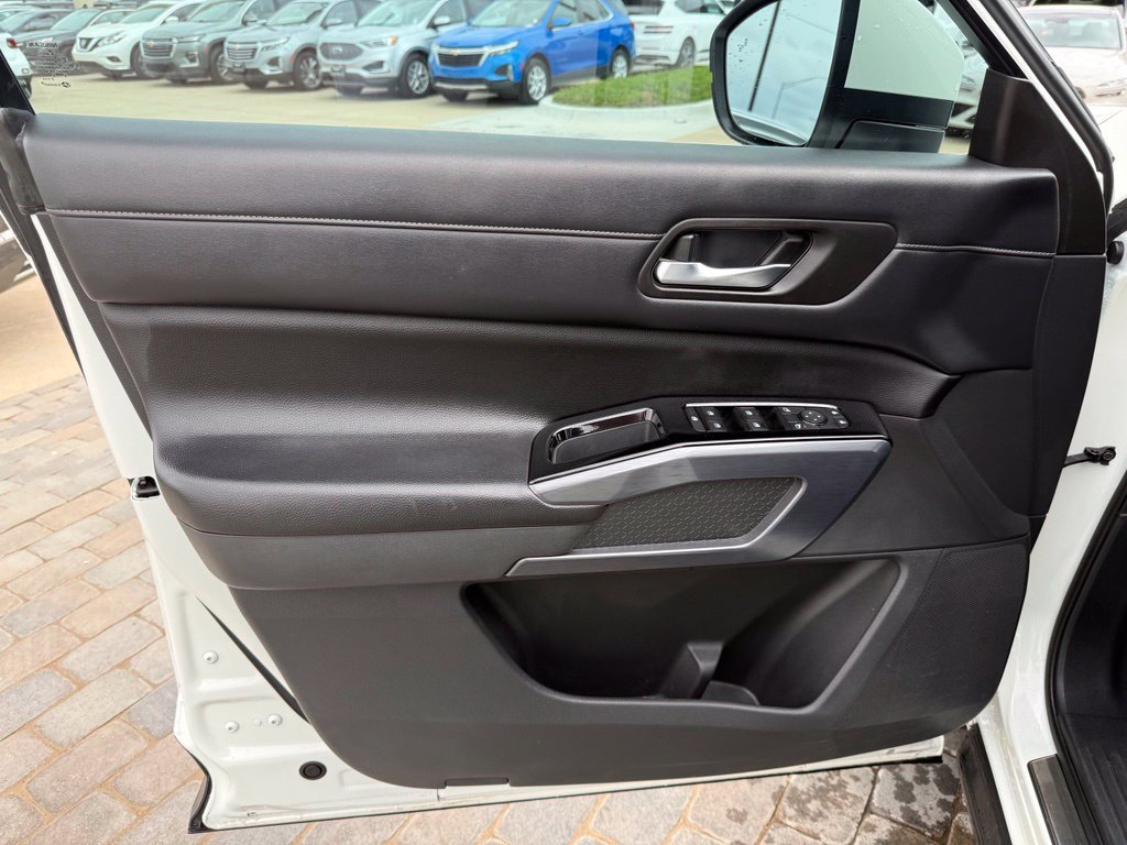 Used 2023 Nissan Pathfinder SL w/ Lighting Package (N92) FWD image 10