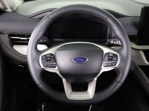 Used 2025 Ford Explorer Active AWD/4WD image 42