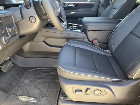 New 2025 Chevrolet Suburban Premier w/ Sun And Tow Package AWD/4WD image 9