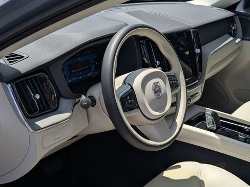 Used 2023 Volvo XC60 B5 Plus image 12