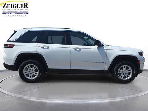 Used 2022 Jeep Grand Cherokee Laredo w/ Luxury Tech Group I AWD/4WD image 4
