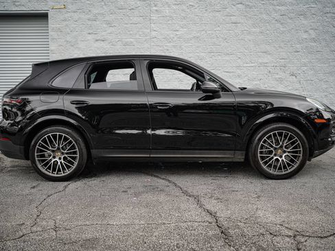 Used 2023 Porsche Cayenne AWD/4WD image 17