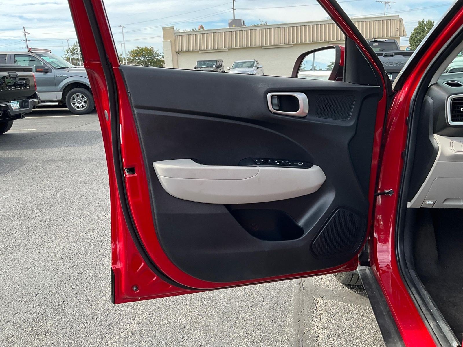 Used 2022 Hyundai Venue SEL FWD image 18