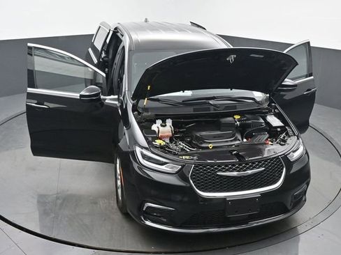 Used 2025 Chrysler Pacifica Select image 62