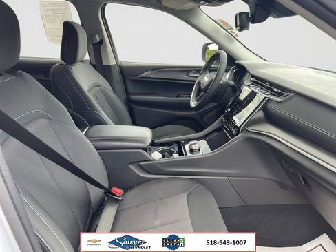 Used 2023 Jeep Grand Cherokee Laredo AWD/4WD image 16