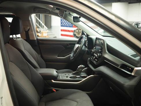 Used 2021 Toyota Highlander LE AWD/4WD image 14