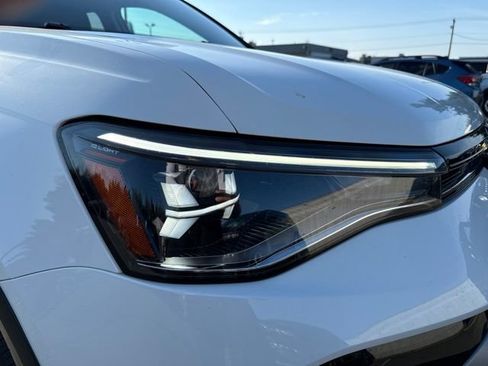 Used 2025 Volkswagen Taos SE FWD image 9