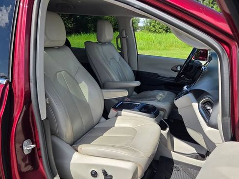 Used 2017 Chrysler Pacifica Touring-L Plus w/ Advanced Safetytec Group FWD image 18