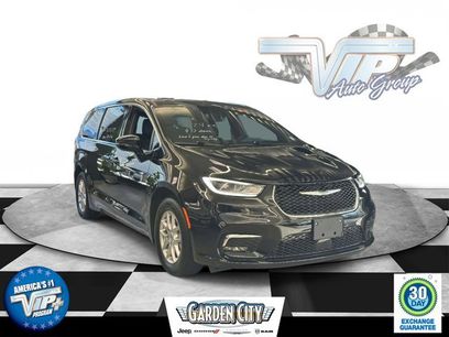 Used 2025 Chrysler Pacifica Select