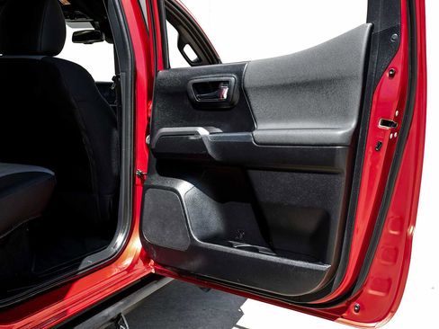 Used 2021 Toyota Tacoma TRD Off-Road image 48