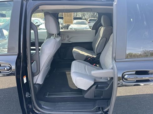 Used 2025 Toyota Sienna LE image 26