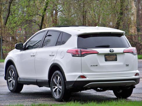 Used 2018 Toyota RAV4 XLE AWD/4WD image 7