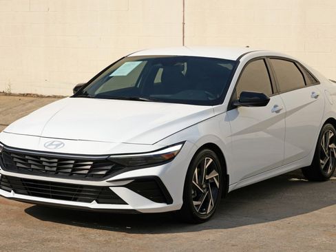 Used 2025 Hyundai Elantra Sport FWD image 41