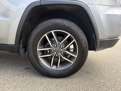 Used 2019 Jeep Grand Cherokee Laredo w/ Security & Convenience Group AWD/4WD image 16