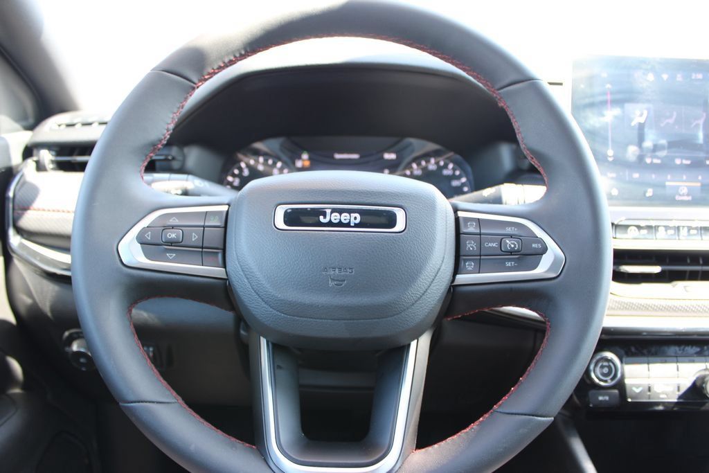 Used 2025 Jeep Compass Trailhawk AWD/4WD image 33