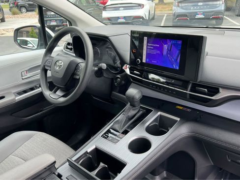 Used 2025 Toyota Sienna LE FWD image 20
