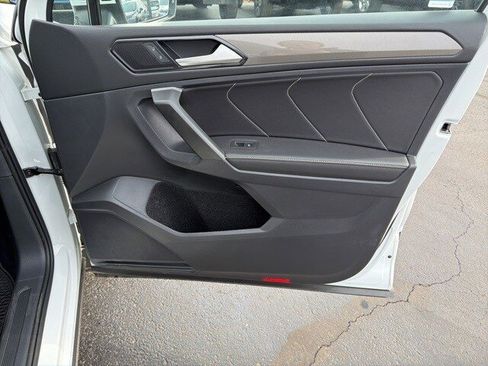 Used 2024 Volkswagen Tiguan SE image 39