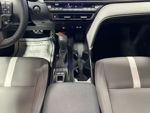 Used 2025 Toyota Camry SE image 38