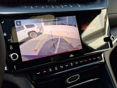 New 2026 Jeep Grand Cherokee Altitude image 14