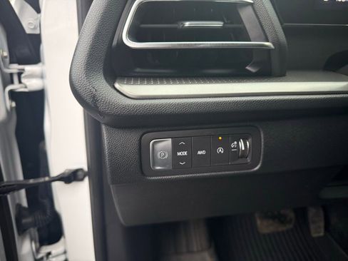 Used 2025 Chevrolet Traverse LT w/ Sun and Wheel Package image 14