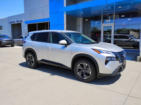 Used 2025 Nissan Rogue SV AWD/4WD image 4
