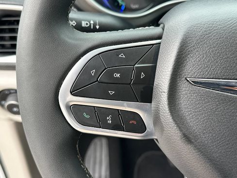 Used 2024 Chrysler Pacifica Limited FWD image 25