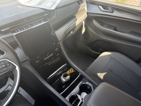 New 2025 Jeep Grand Cherokee Laredo w/ Luxury Tech Group I image 16