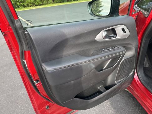 Used 2025 Chrysler Pacifica Limited FWD image 13