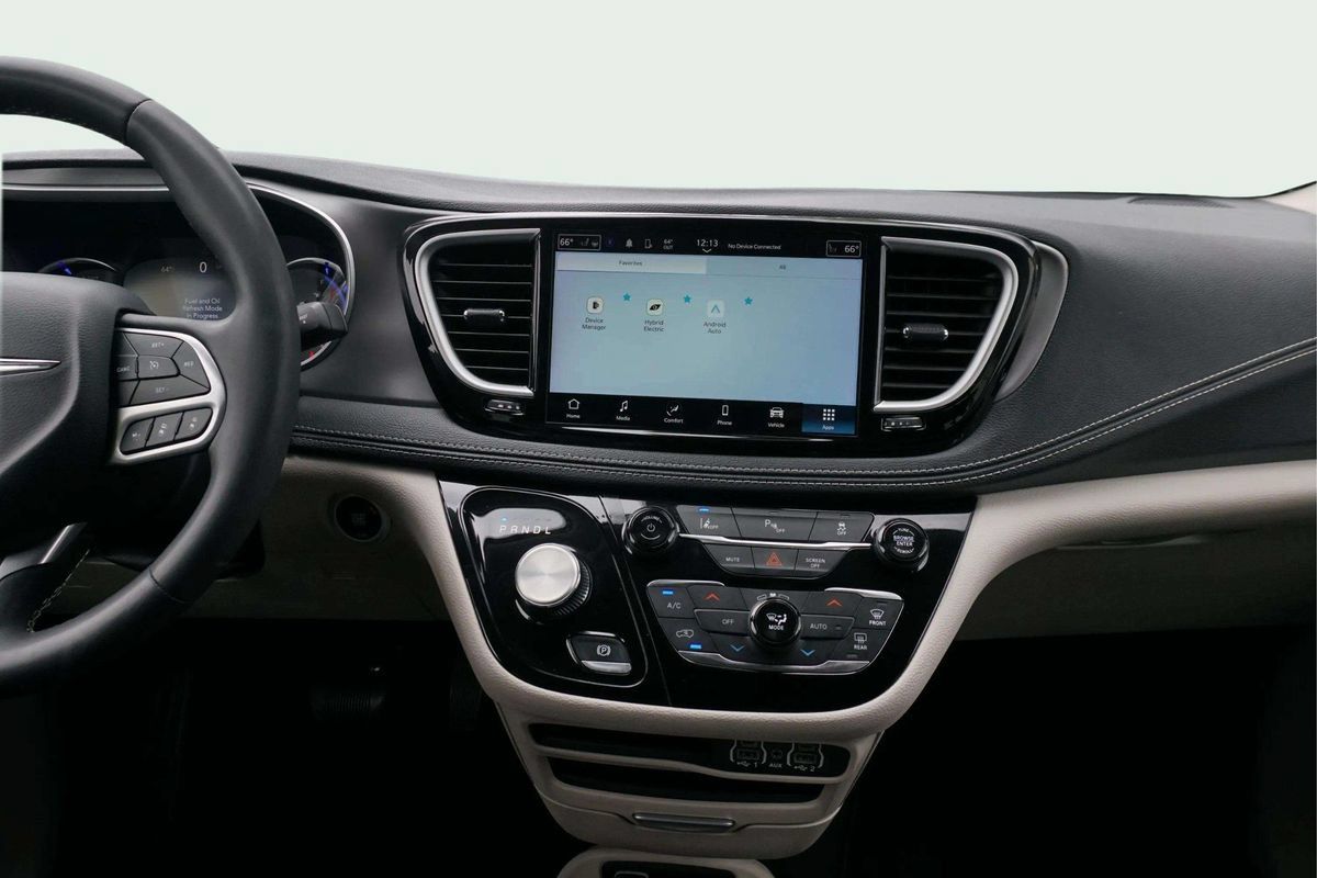 Used 2023 Chrysler Pacifica Touring-L FWD image 23