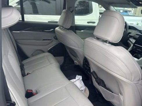 Used 2022 Jeep Grand Cherokee Overland image 3