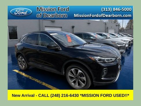 Used 2025 Ford Escape Platinum AWD/4WD image 1