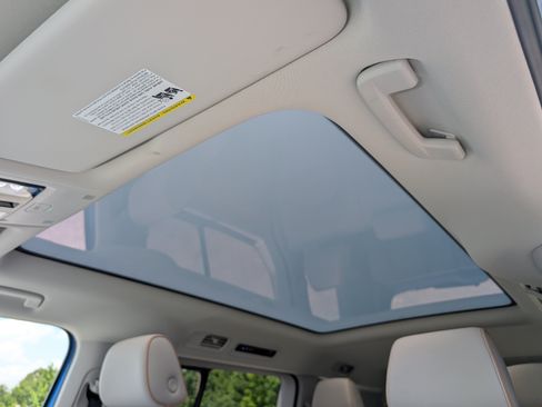 Used 2025 Volkswagen ID. Buzz 1st Edition RWD image 15