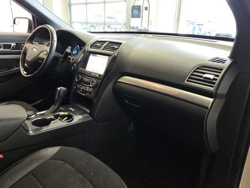 Used 2018 Ford Explorer XLT w/ Equipment Group 202A AWD/4WD image 5