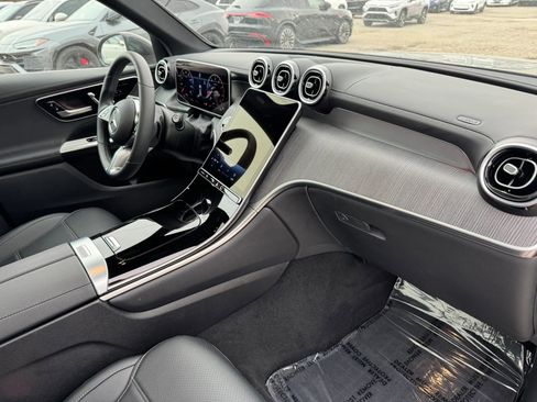 Used 2025 Mercedes-Benz GLC 300 4MATIC image 28