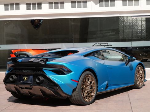 Used 2024 Lamborghini Huracan Tecnica image 3