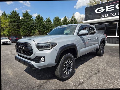 Used 2019 Toyota Tacoma TRD Off-Road w/ TRD Premium Off Road Package AWD/4WD image 2