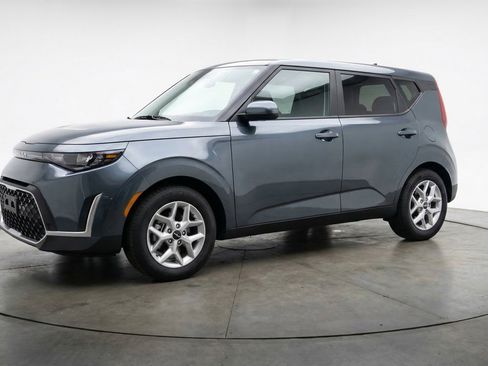 Used 2025 Kia Soul LX w/ LX Technology Package FWD image 2