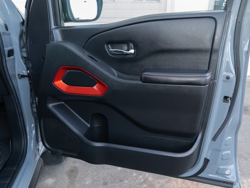 Used 2025 Nissan Frontier PRO-4X image 17