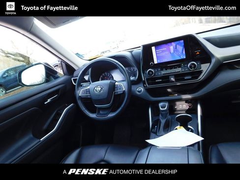 Used 2023 Toyota Highlander XLE image 7