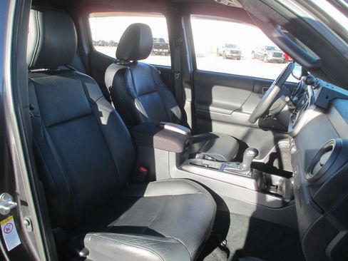 Used 2019 Toyota Tacoma TRD Sport image 19