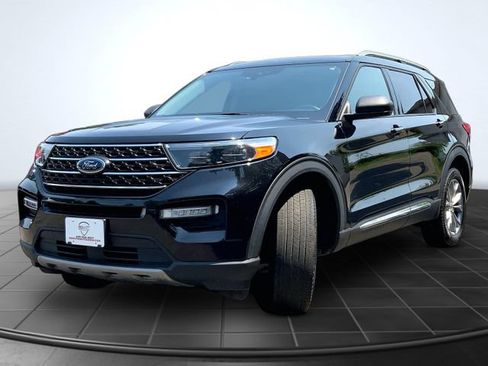 Used 2023 Ford Explorer XLT w/ Equipment Group 202A AWD/4WD image 4