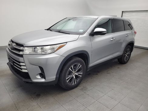 Used 2018 Toyota Highlander LE image 2