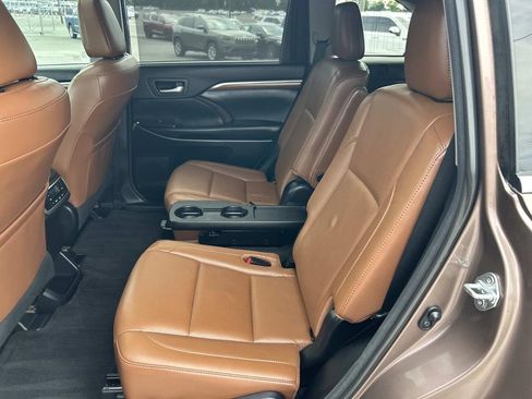 Used 2018 Toyota Highlander Limited FWD image 25