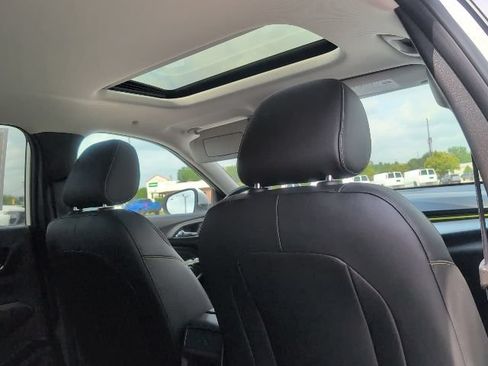 Used 2024 Chevrolet Trax LT w/ Sunroof Package FWD image 39