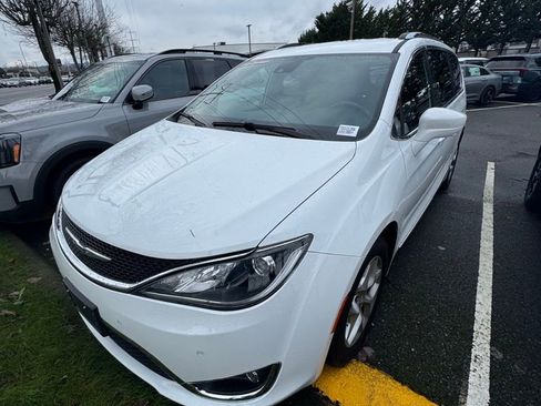 Used 2020 Chrysler Pacifica Touring-L image 1