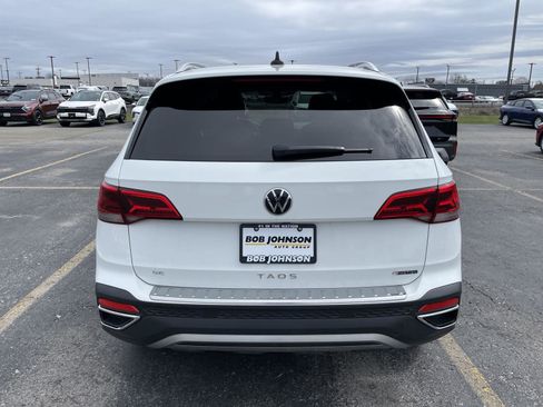 Used 2023 Volkswagen Taos SE w/ Panoramic Sunroof Package image 6